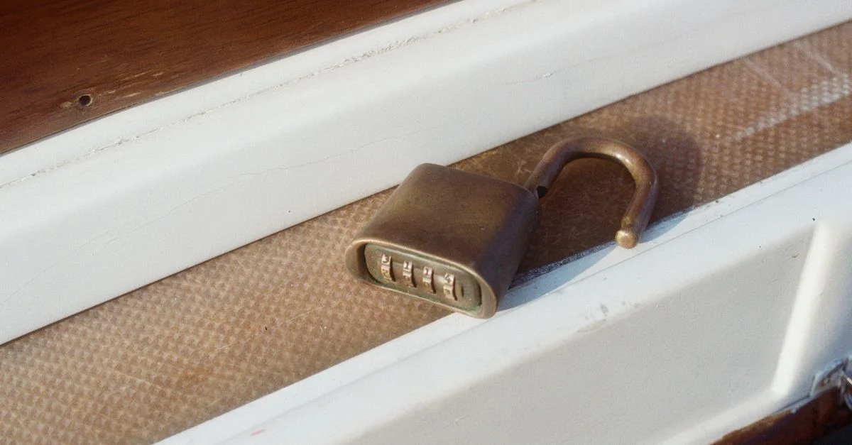 Gros plan d'un cadenas à combinaison ouvert sur le pont d'un bateau illustrant des thèmes de sécurité et de protection.