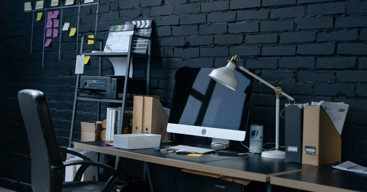 Configuration de bureau à domicile élégante avec un ordinateur de bureau et un espace de travail organisé.